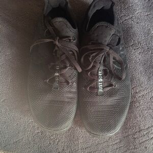 Nike women’s Black Knit Sneakers